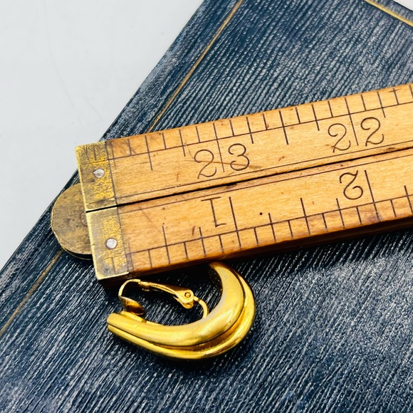 Gold tone vintage clip on earrings career style simple - Picture 3 of 10